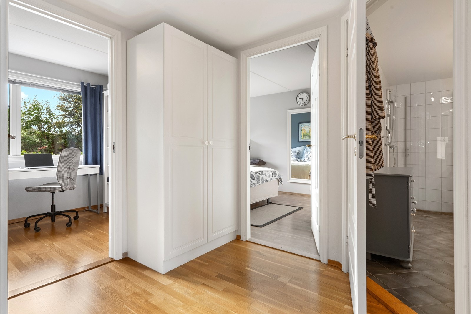 Praktisk mellomgang som binder leiligheten sammen. Galleribilde