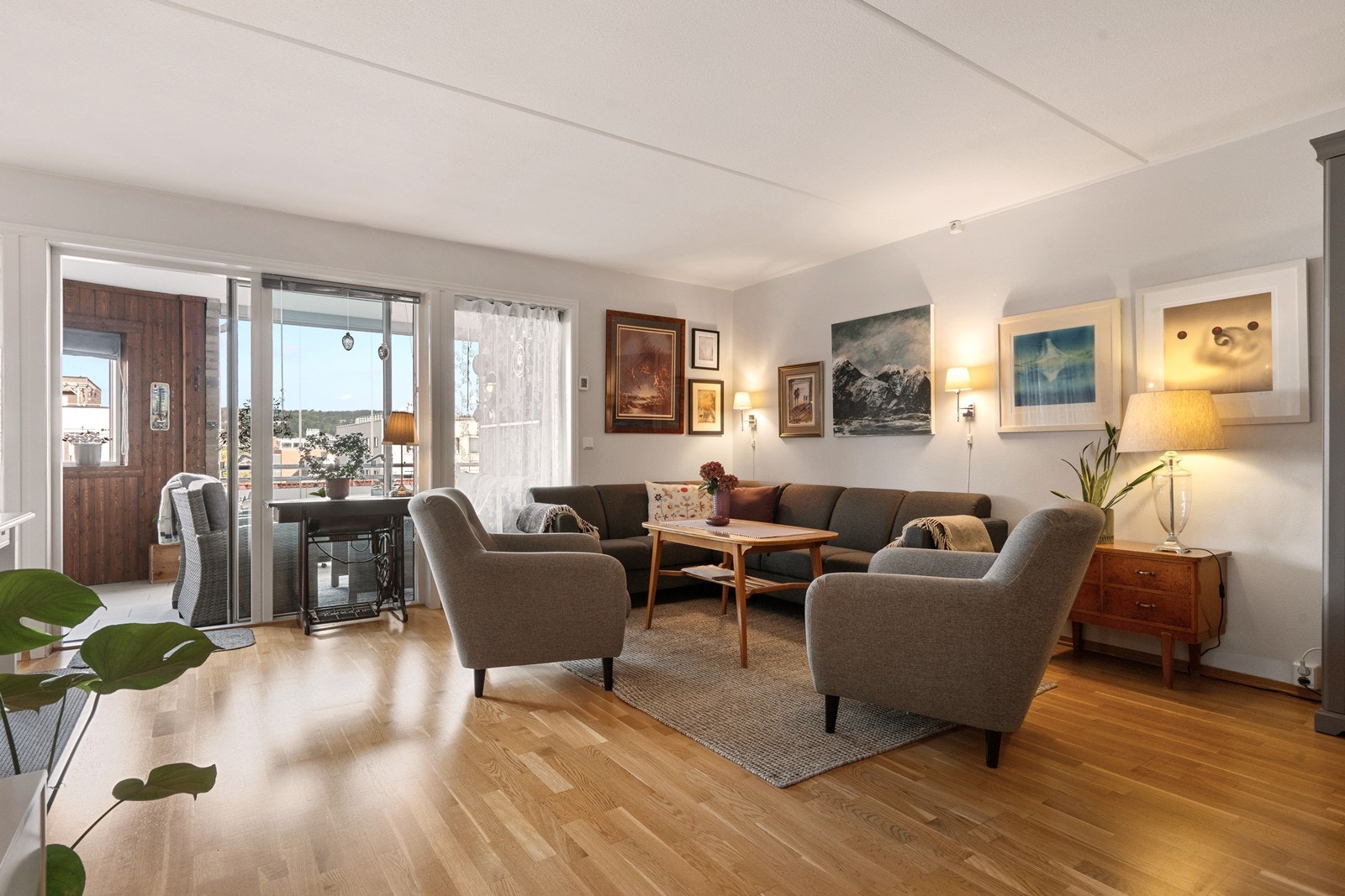 Dette er en lys og trivelig 3-roms selveierleilighet med meget sentral beliggenhet. Galleribilde