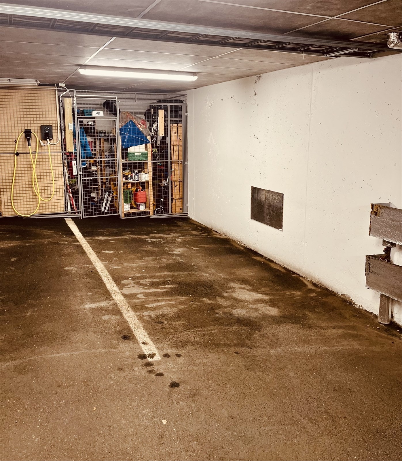 Det medfølger garasjeplass med leiligheten. Man har her en egen kjellerbod i bakkant av plassen. Galleribilde