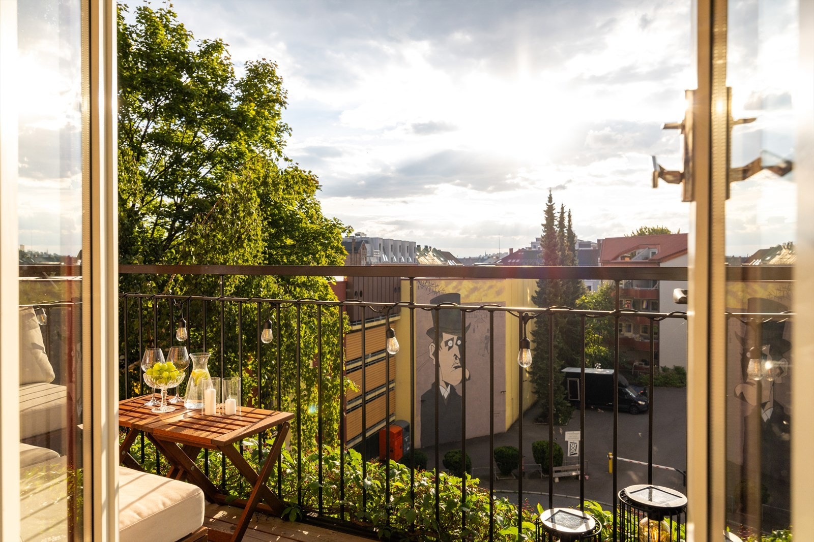Vestvendt balkong på ca. 6 kvm, med nytt terrassegulv fra 2022. Balkongen har en åpen og fri utsikt, og byr på solrike ettermiddager og kvelder. Galleribilde
