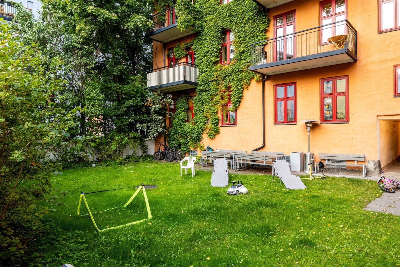 Bakgård. Galleribilde