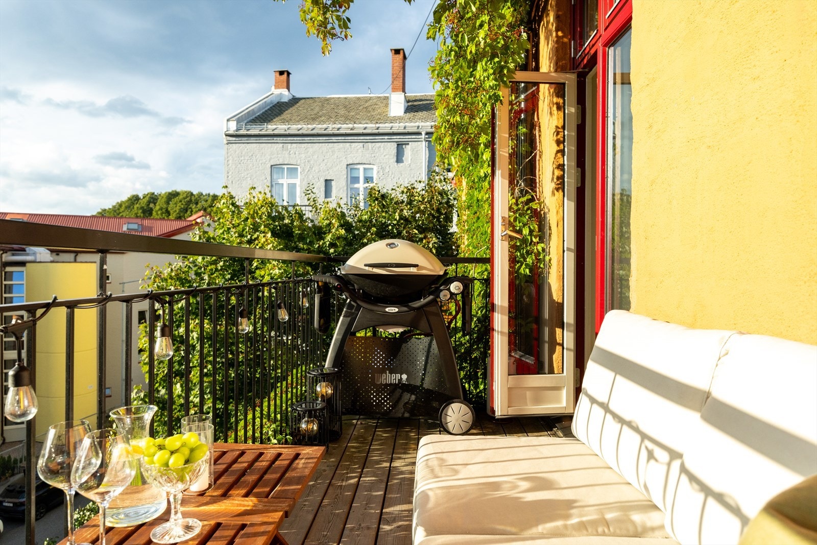God plass til grill og utemøbler på balkongen. Her har du sol til rundt 21:30 på sommeren. Galleribilde