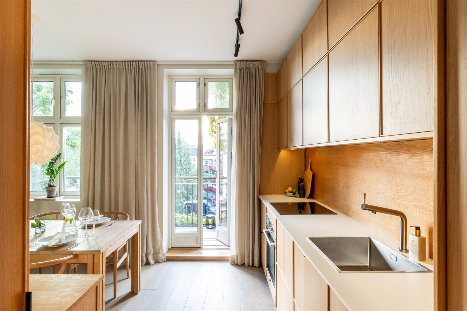 Lekkert IKEA-kjøkken fra 2019 med fronter i eik. Galleribilde