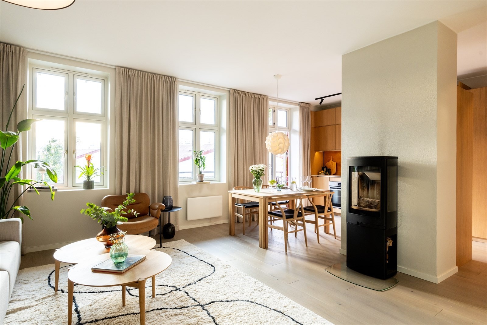 Stuen oppleves som lys og luftig, med åpen løsning mot kjøkkenet. Her finner du elegante overflater med 1-stavs eikeparkett og nyoppussede vegger. Galleribilde