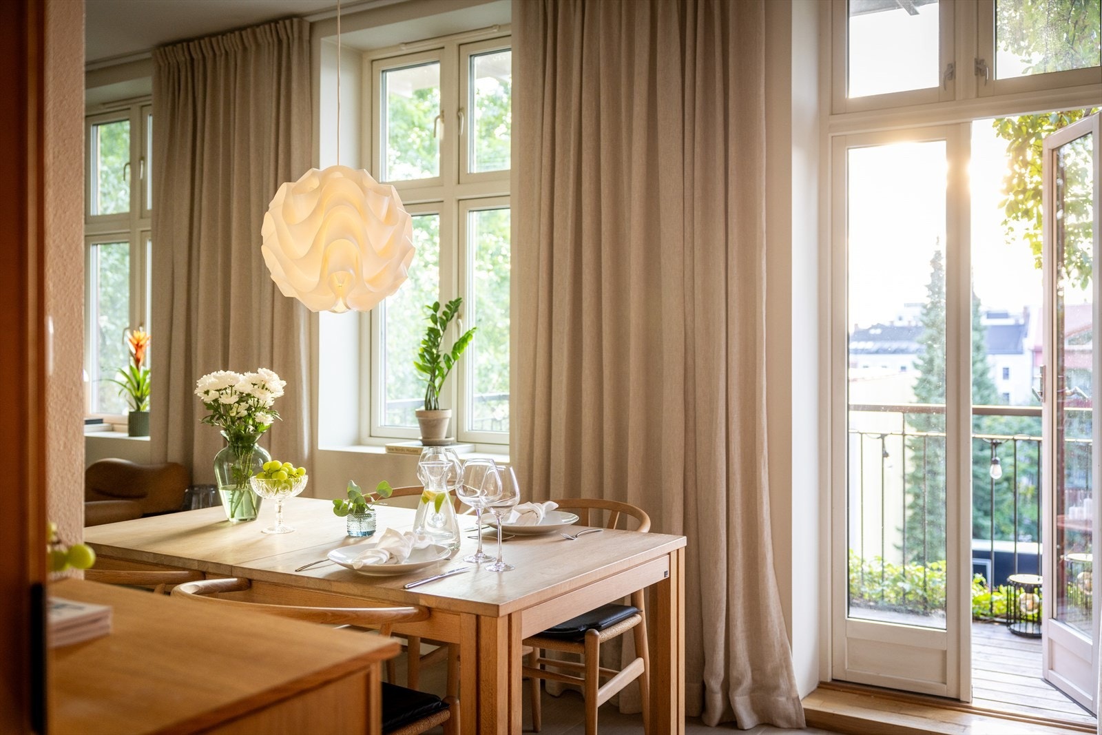 Gjennomgående planløsning og store vindusflater gir leiligheten rikelig med naturlig lys. Galleribilde