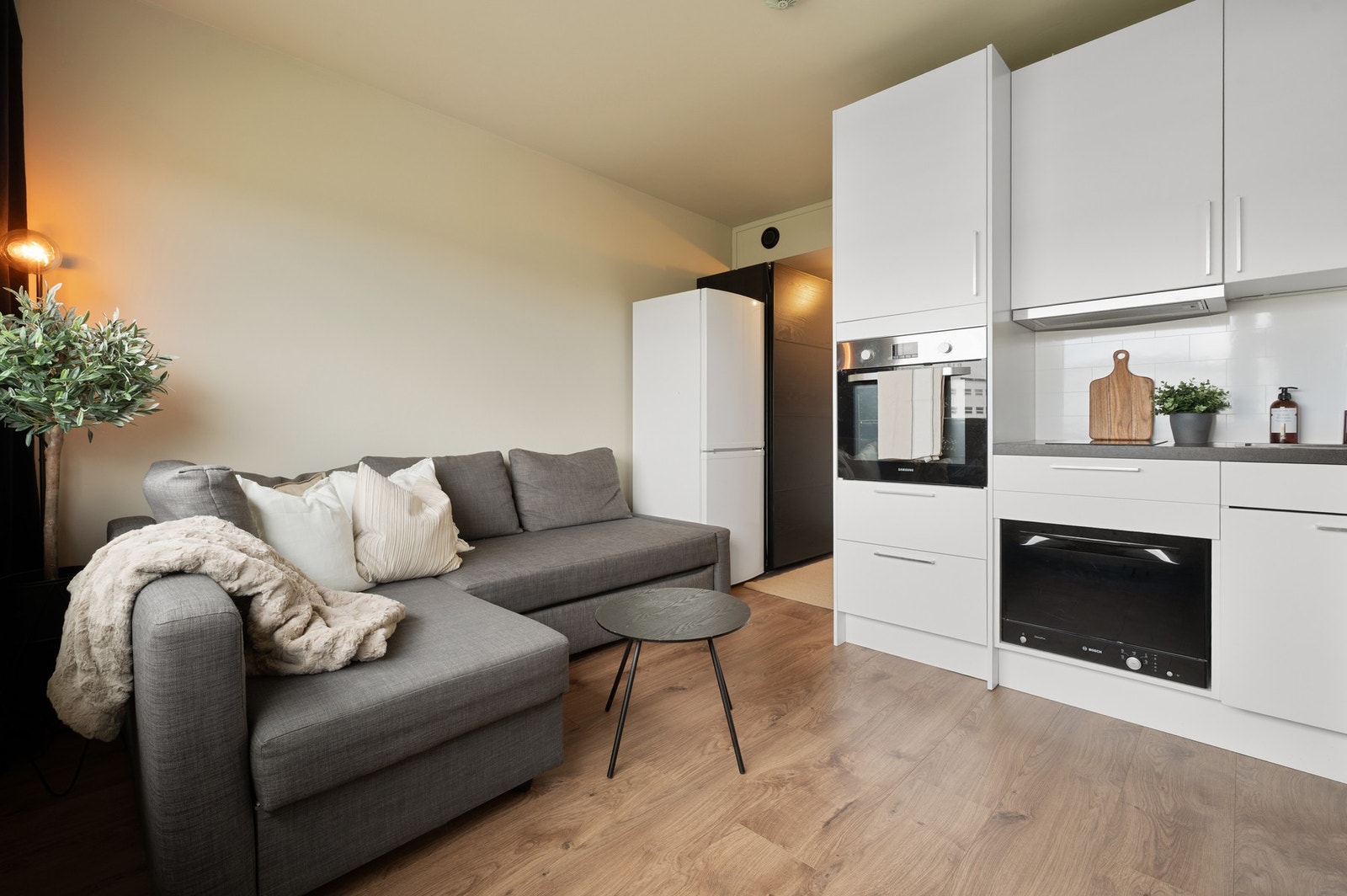 Boligen varmes opp via radiatorer plassert på stue og soverom. Galleribilde