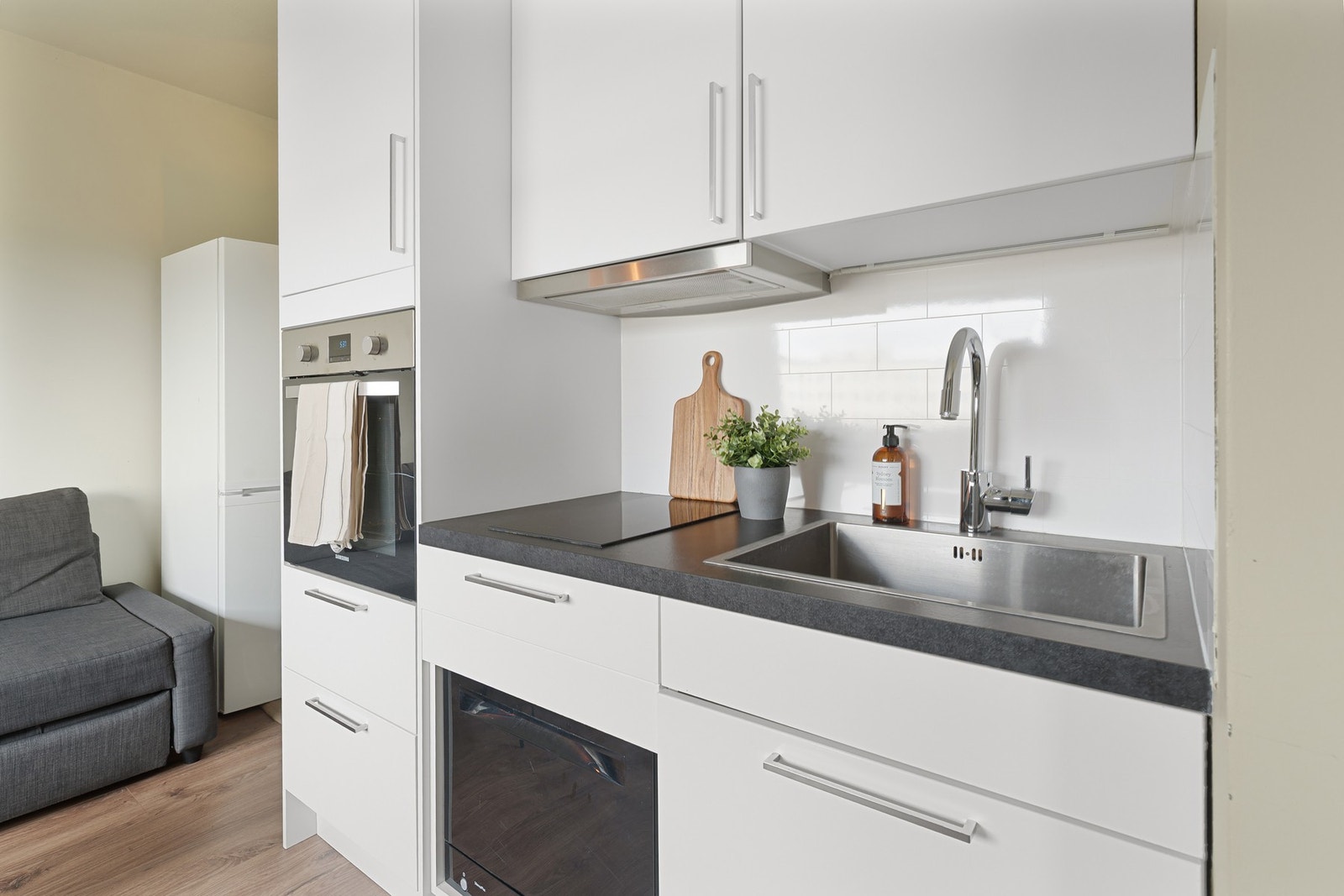 Plass til oppbevaring i over og underskap. Galleribilde