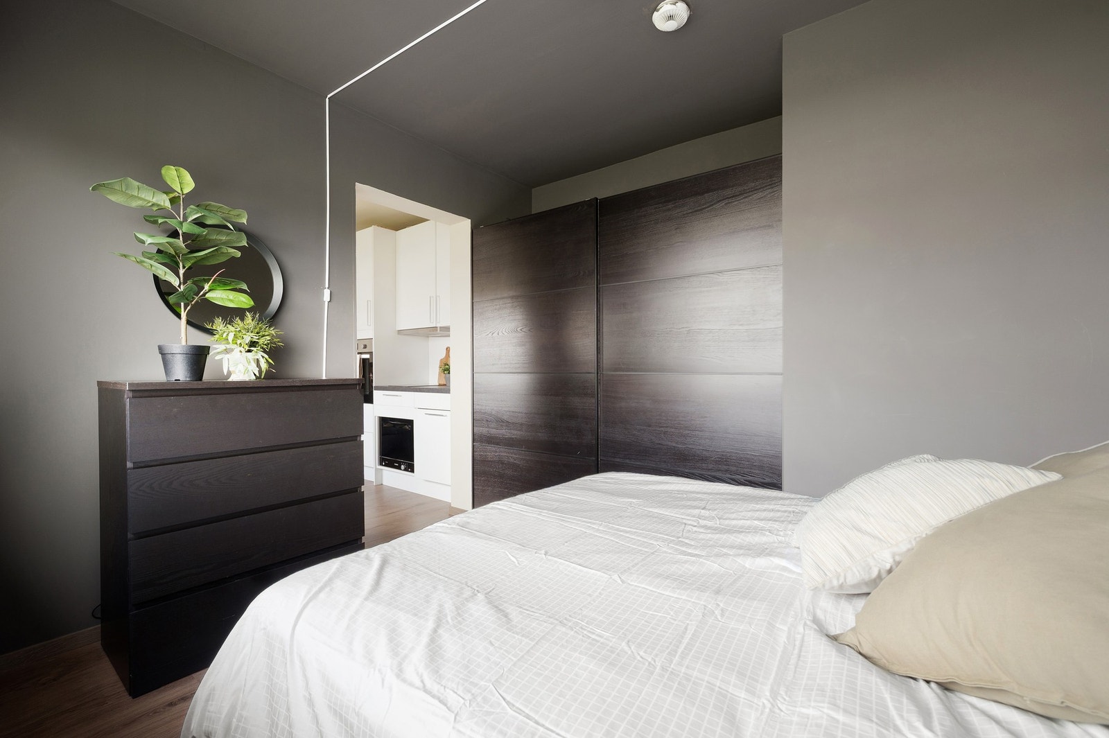 Soverommet er innredet med bl.a. skyvedørsgarderobe som medfølger salget. Galleribilde