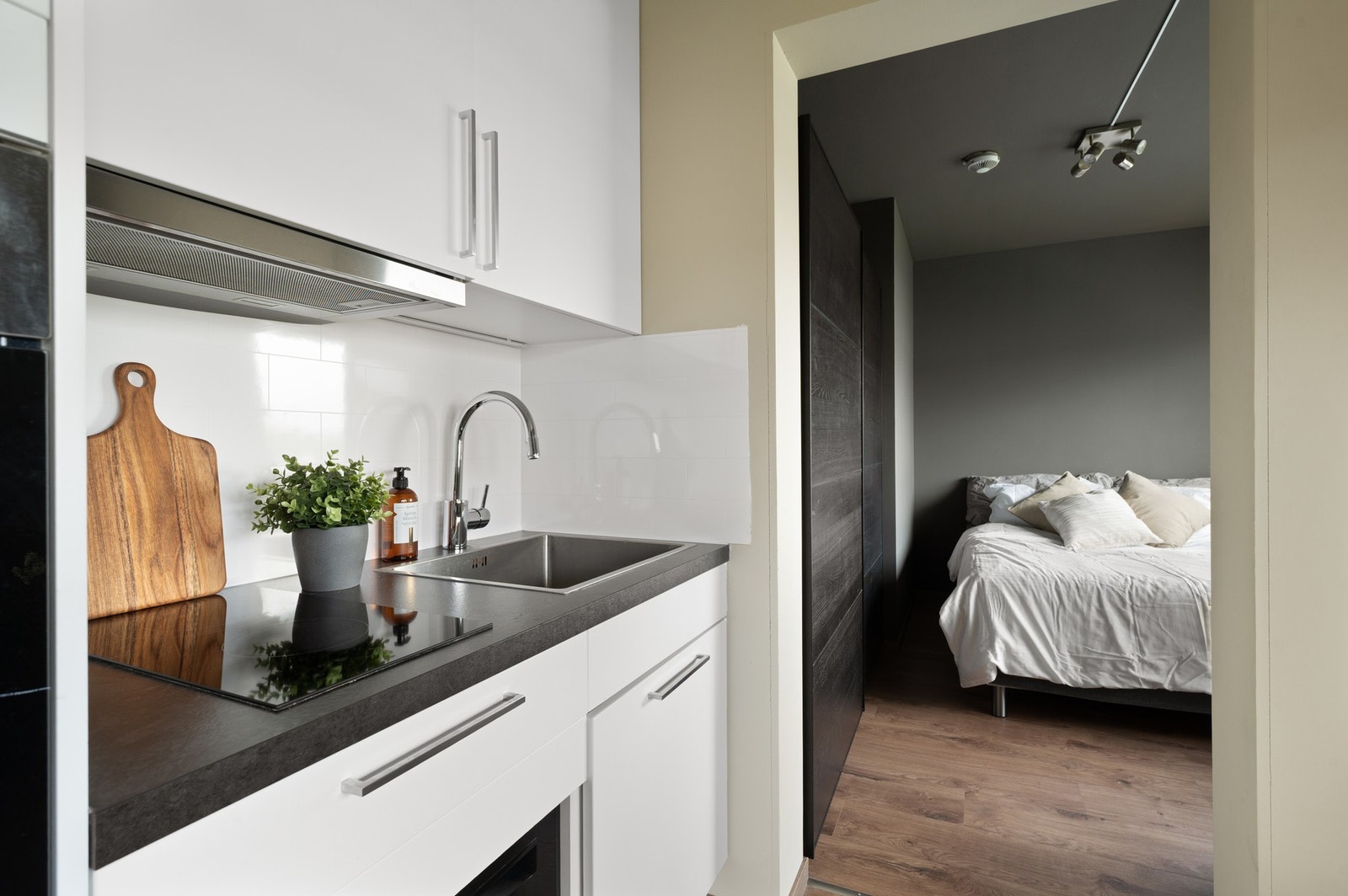 Av hvitevarer er det integrert stekeovn, platetopp og oppvaskmaskin. Galleribilde