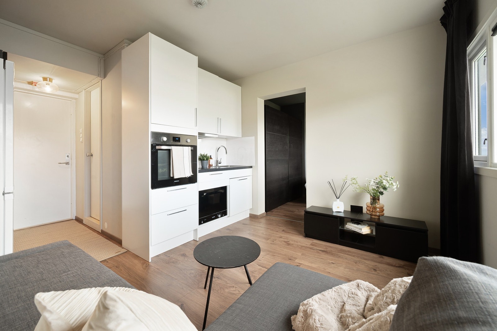 Leiligheten ble overflateoppusset med slette vegger og nytt gulv på stue/kjøkken og soverom i 2024. Galleribilde