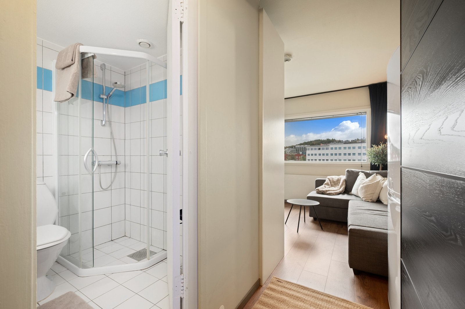 Entrè/gang er innredet med skyvedørsgarderobe for ekstra oppbevaring av sko og yttertøy. Galleribilde