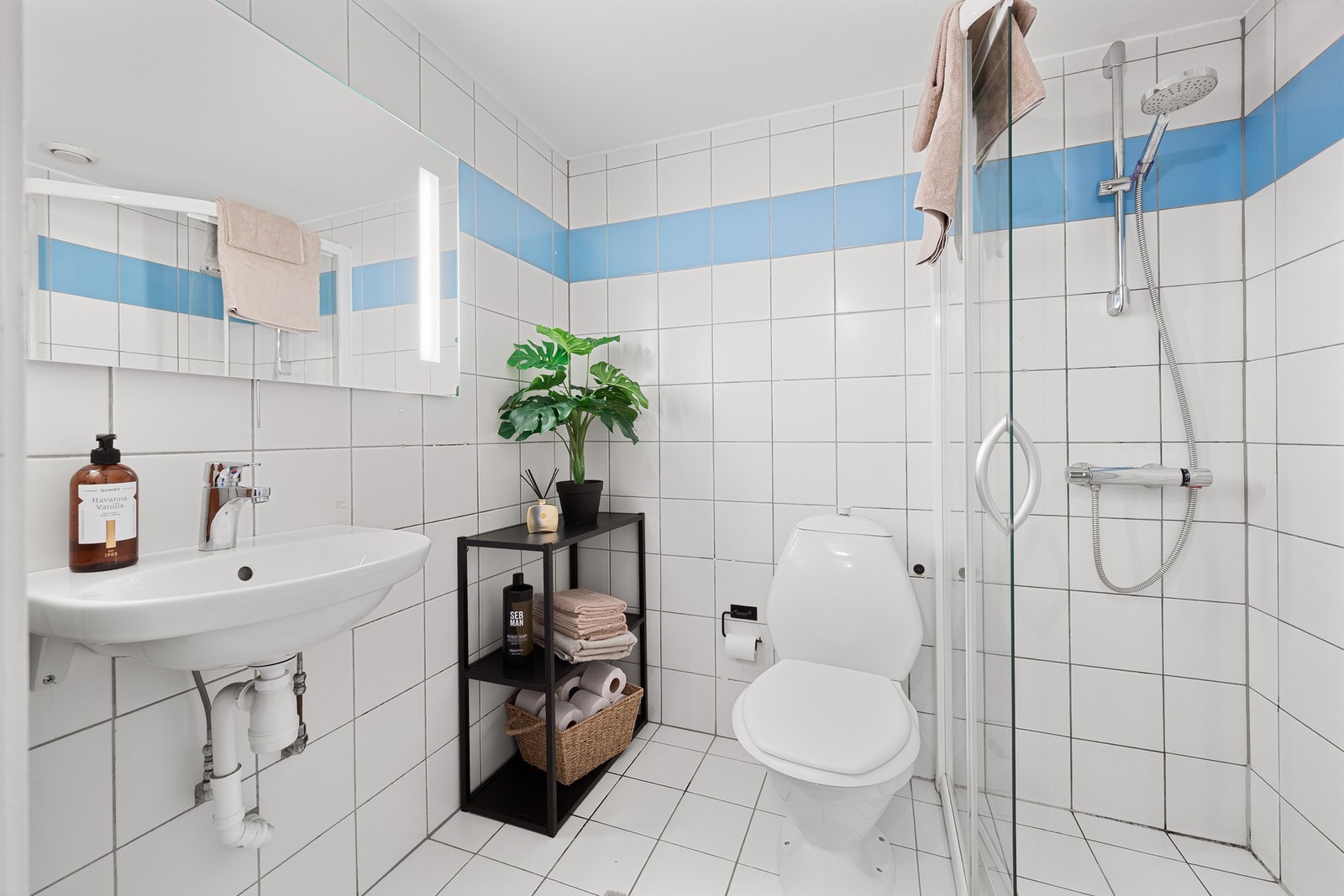 Flislagt bad på 3,2m² med elektriske varmekabler i gulv. Felles vaskeri for beboerne i kjeller. Galleribilde