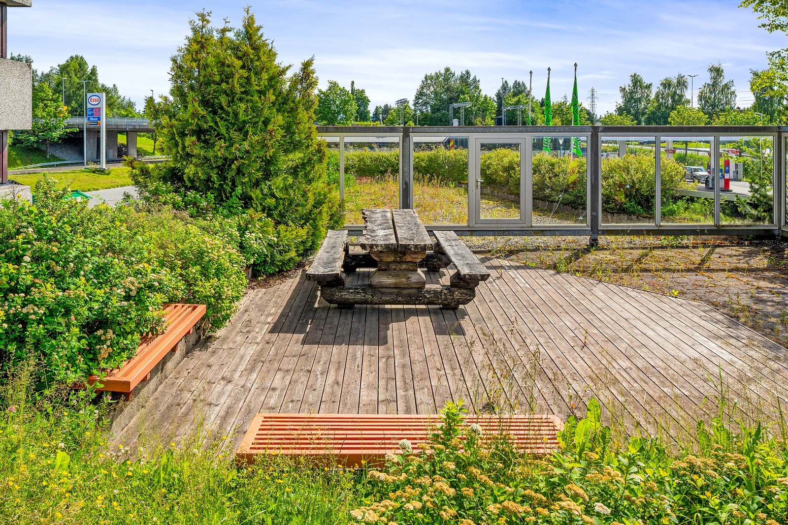 Felles takterrasse i 2. etasje for beboerne, med flere oppholdsplasser, grøntareal og grill. Galleribilde
