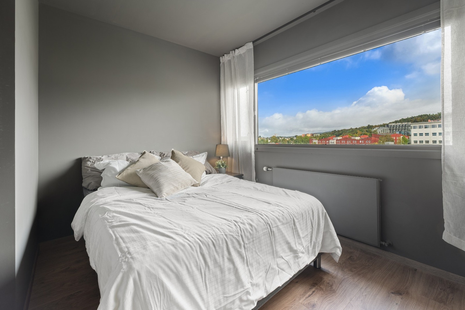 Romslig soverom på 9,6m². Galleribilde