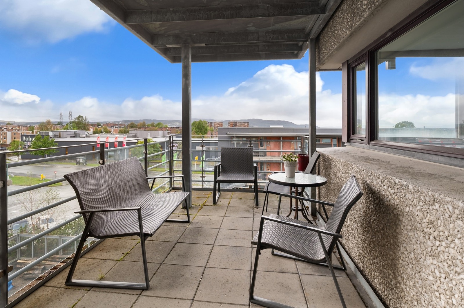 Solfylt felles balkong vendt mot sørvest. Galleribilde