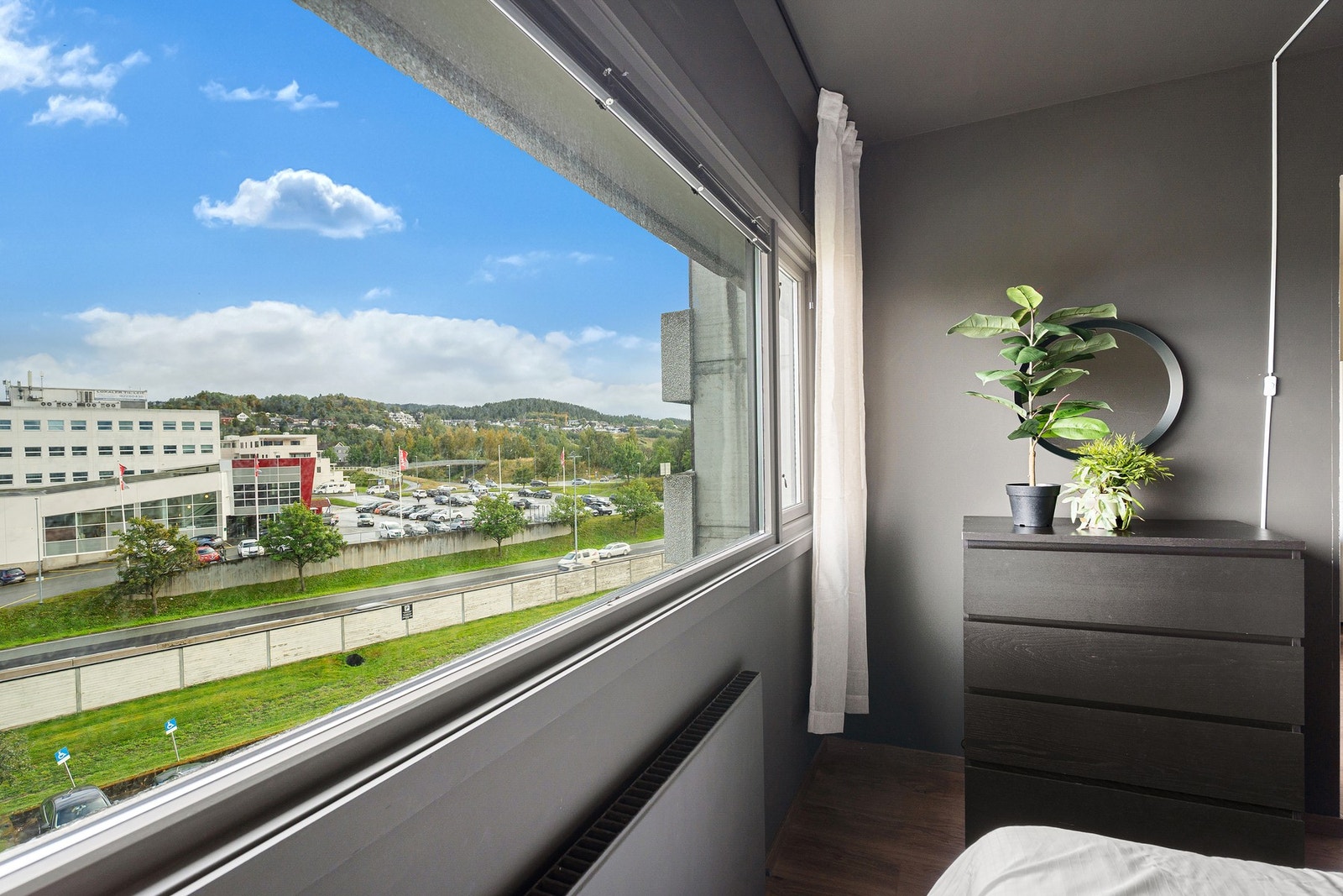 Boligen har forutsigbare bokostnader hvor bl.a. strøm, kabel-TV, internett, vaktmestertjenester, oppvarming er inkludert i de månedlige felleskostnadene. Galleribilde