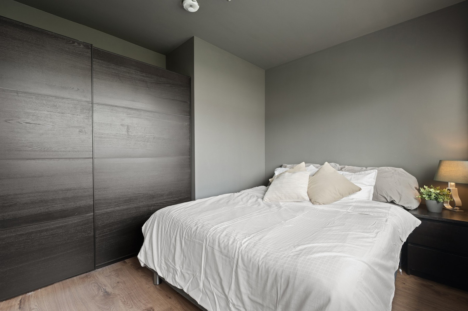 God plass til dobbeltseng med tilhørende soveromsmøblement. Galleribilde