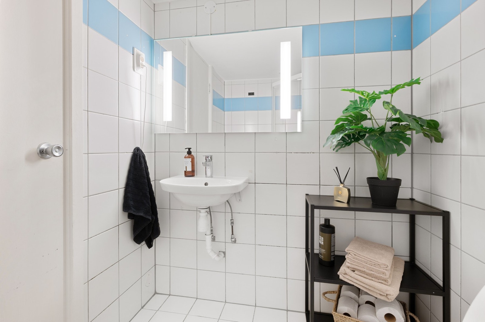 Servant ble byttet i 2017. Speil og ny stikkontakt på bad ble montert i 2019. Galleribilde