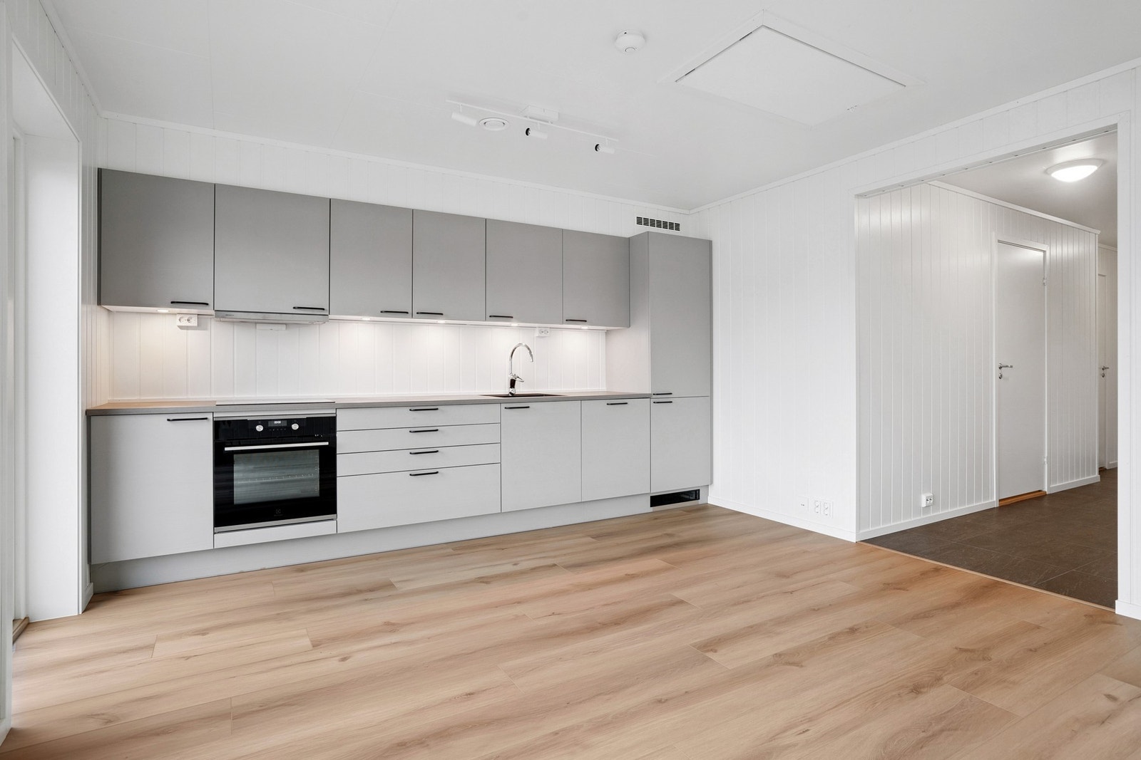 Kjøkken og gang. Galleribilde