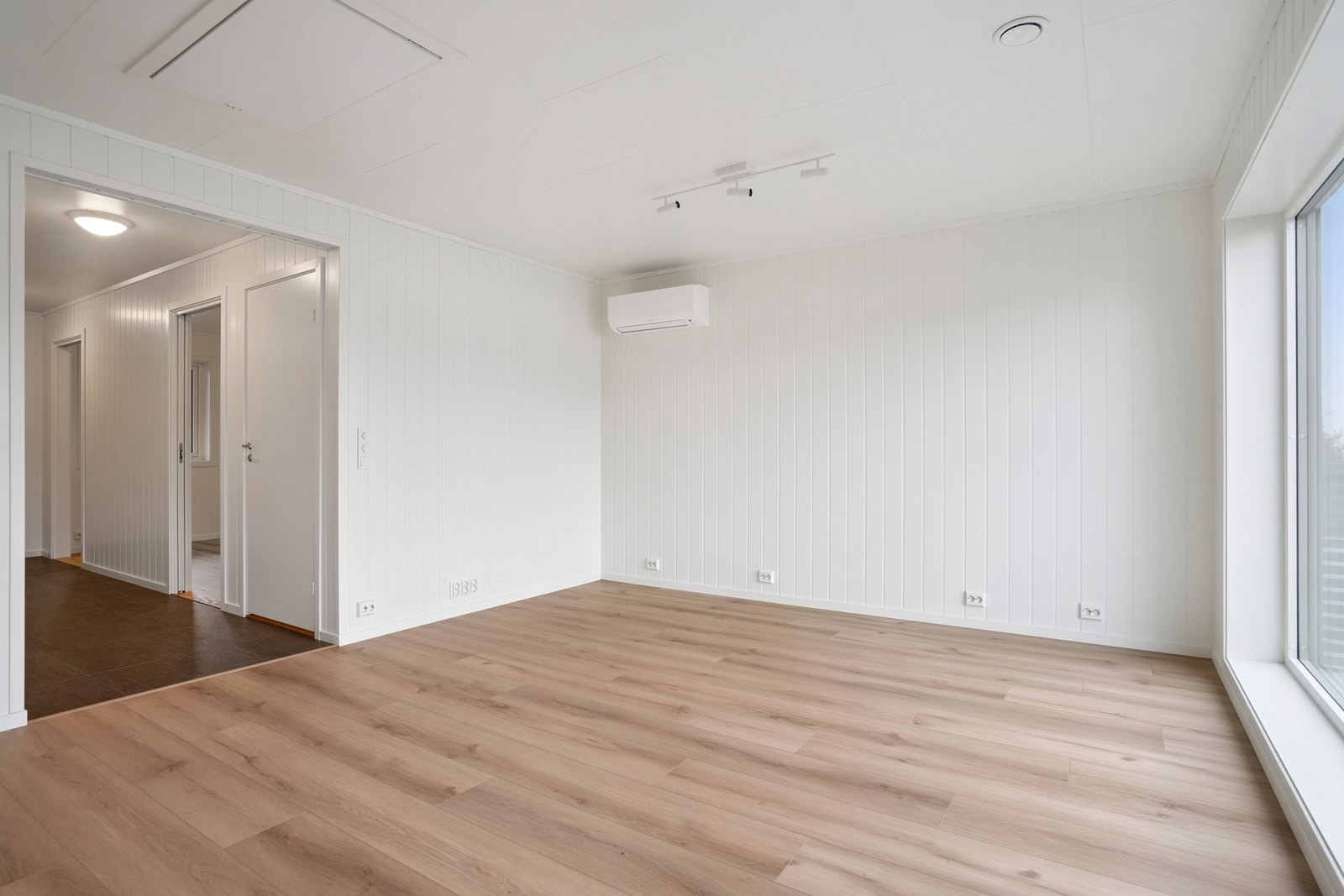 I stuen er det montert varmepumpe. Galleribilde