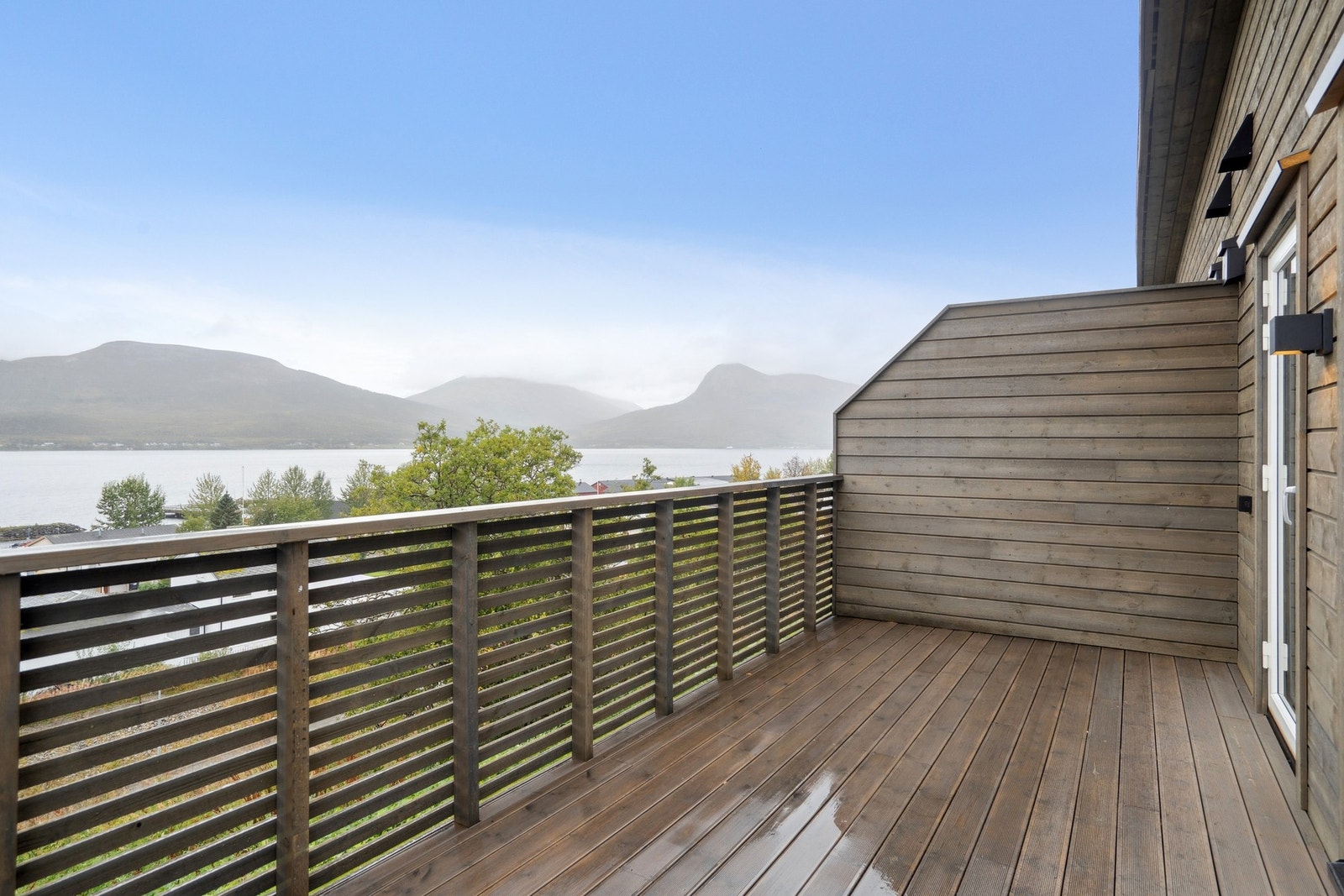 Utsikt mot sør-øst fra balkong. Galleribilde