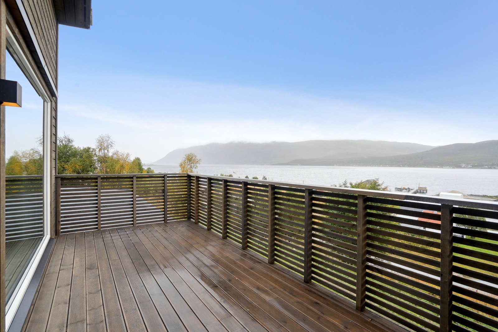 Utsikt mot nord fra balkong. Galleribilde