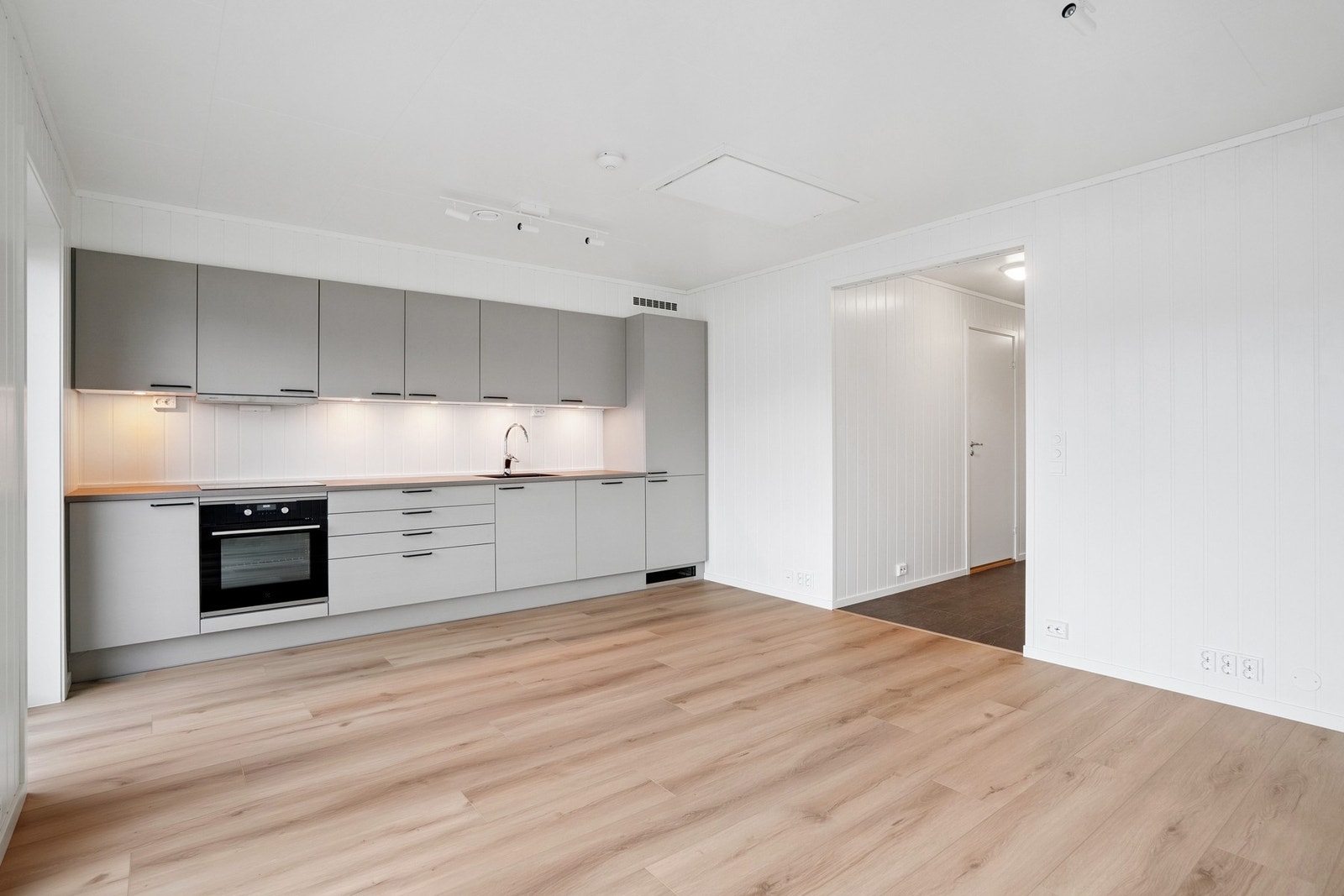 Flott moderne kjøkken med integrerte hvitevarer. Galleribilde