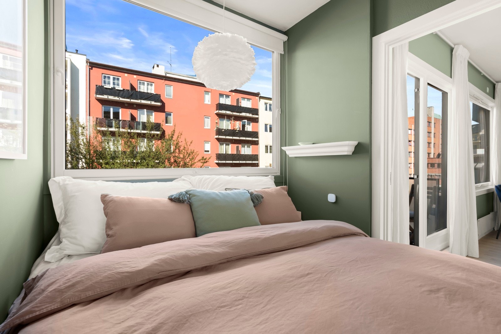 Rommet vender mot rolig og hyggelig bakgård. Galleribilde