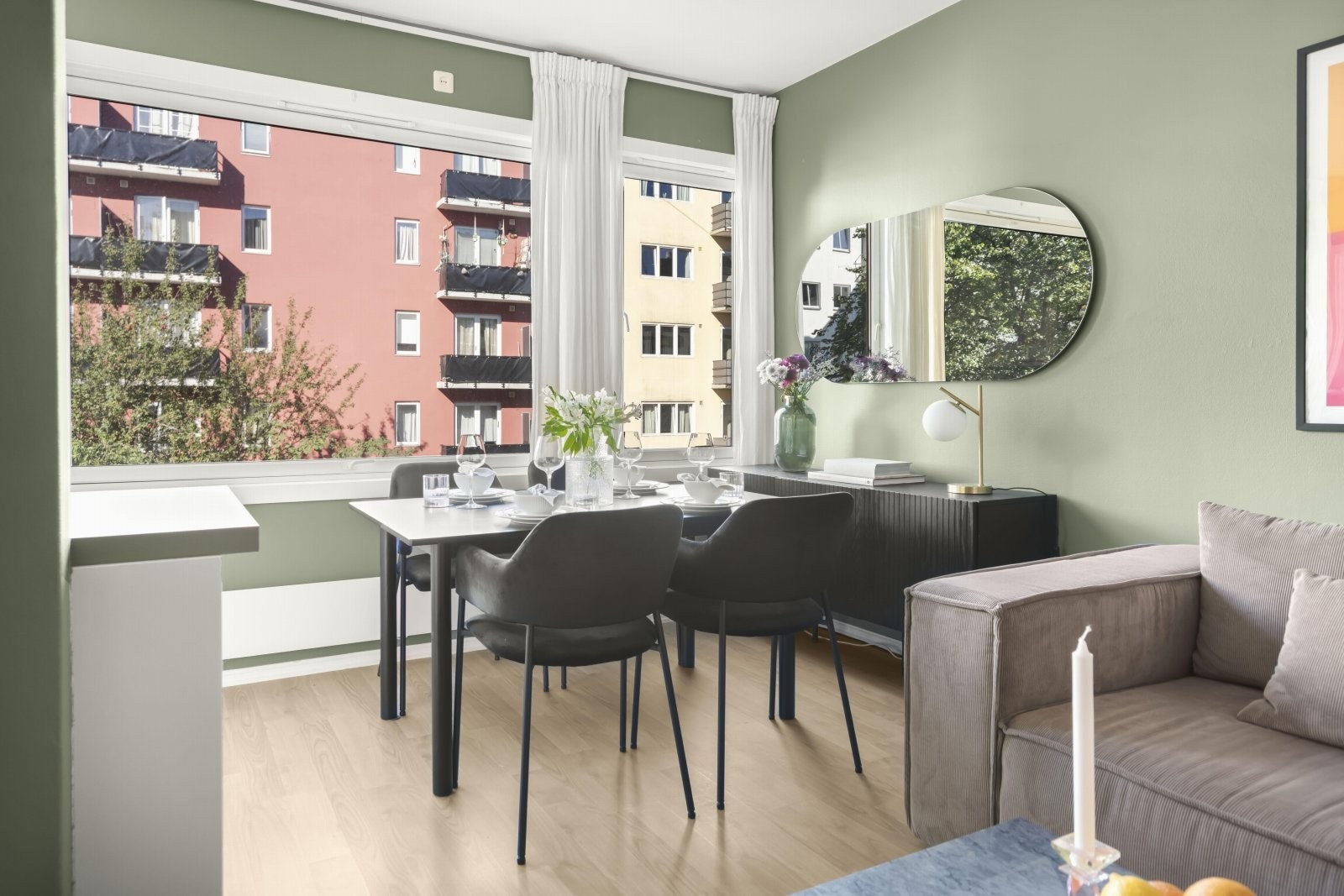 Det er god plass til sofagruppe, tv-møblement og spisebord. Galleribilde