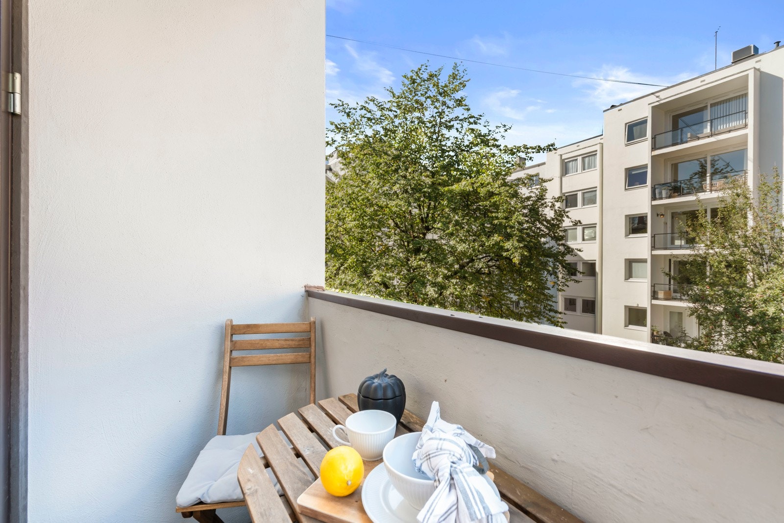 Balkongen har sol fra ca. 15-19 gjennom sommerhalvåret og har fritt utsyn. Galleribilde