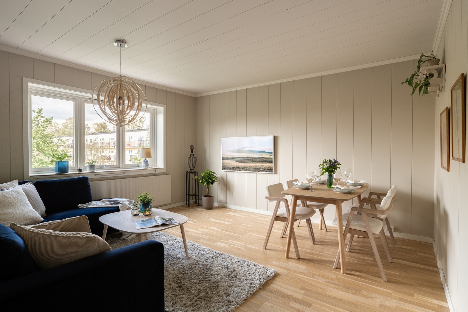 Dette er en lekker og romslig 2-roms endeleilighet på toppen, beliggende i et sentrumsnært og hyggelig boligområde. Galleribilde
