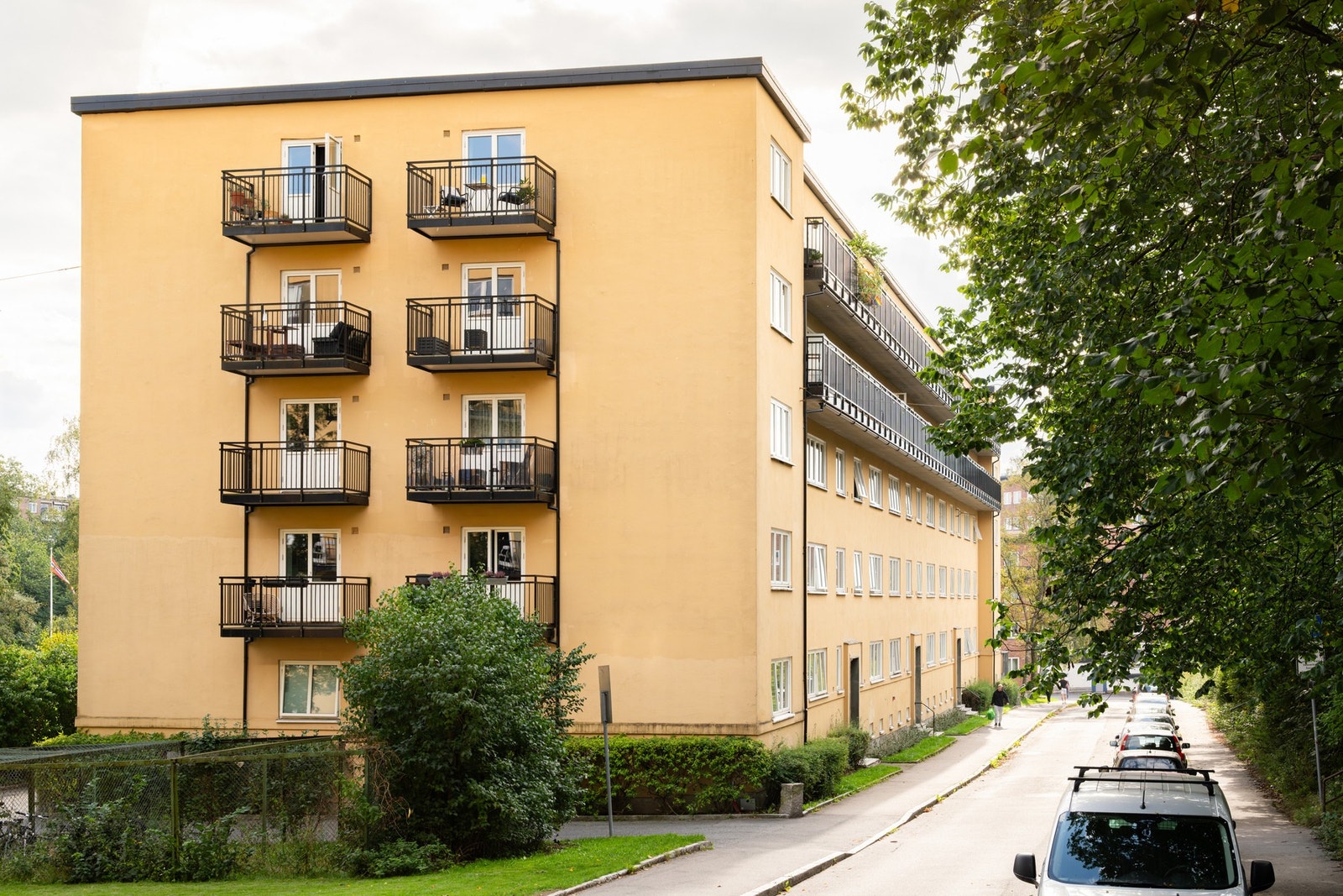 Dette er en fin toppleilighet med gode solforhold. Leiligheten ligger i et attraktivt og sentralt område som kombinerer bylivets puls med roen fra grønne omgivelser. Galleribilde