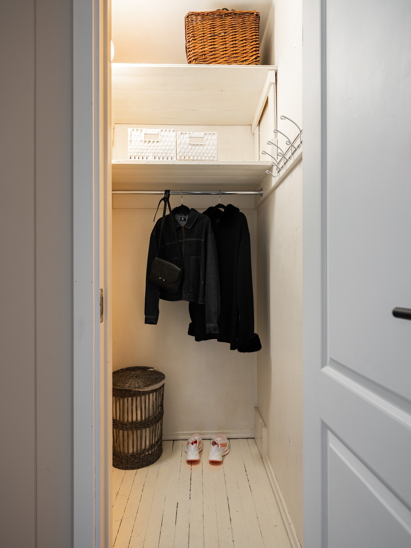 I entréen har du også tilgang til en praktisk innvendig bod. I tillegg disponerer leiligheten en bod i kjeller på ca. 3,5 kvm. Galleribilde