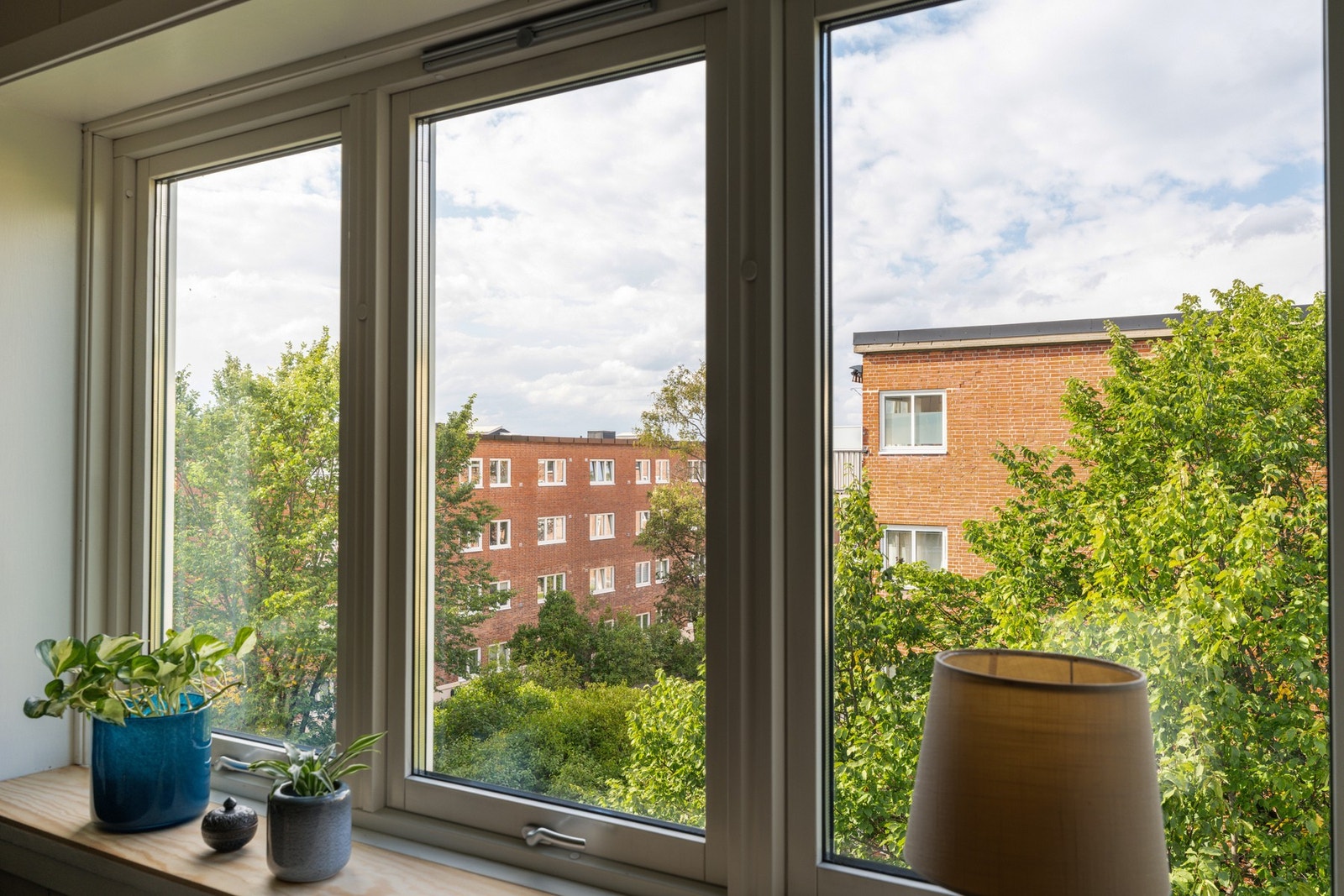Boligen er omkranset av frodige omgivelser, og har en svært god intern beliggenhet i borettslaget. Galleribilde