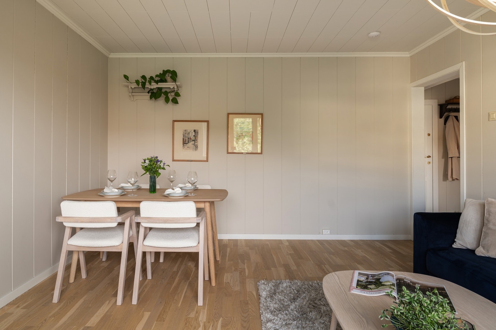 Stuen har en naturlig sone for spisebord, et samlingspunkt for å nyte hyggelige måltider. Galleribilde