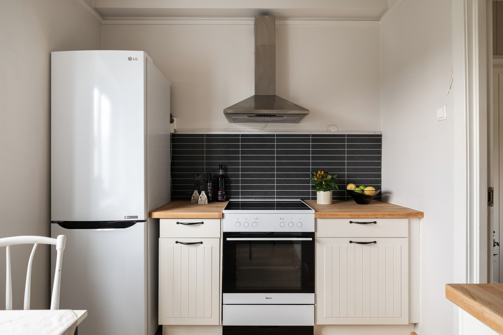 Kjøkkenet har separate hvitevarer og benkeplate av heltre. Benkeplaten ble i september slipt og lakkert av nåværende eier for å gi et lysere preg. Galleribilde