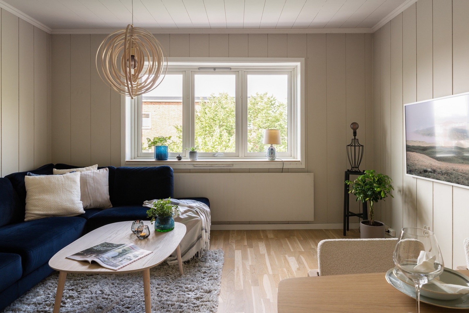 Den romslige stuen byr på gode innredningsmuligheter med god plass til sofagruppe og tilhørende TV-møblement. Galleribilde