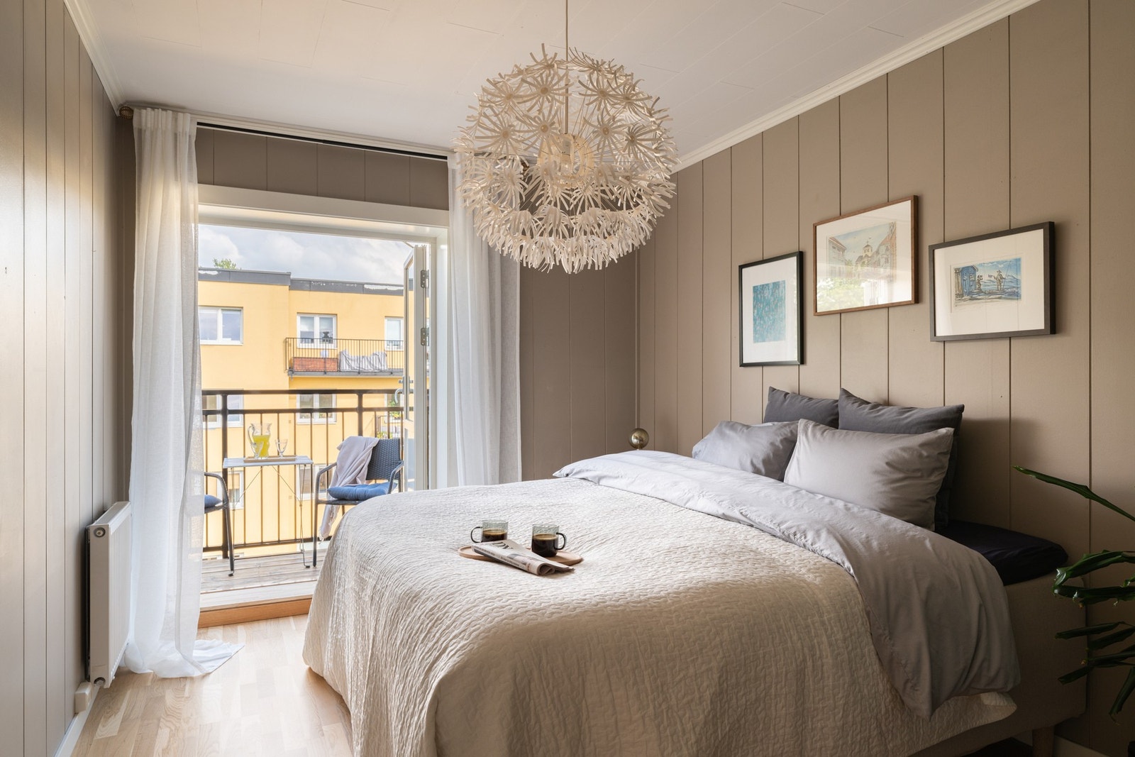 Soverommet har en fin størrelse, og malt i en varm beige-tone, som skaper en god atmosfære. Galleribilde