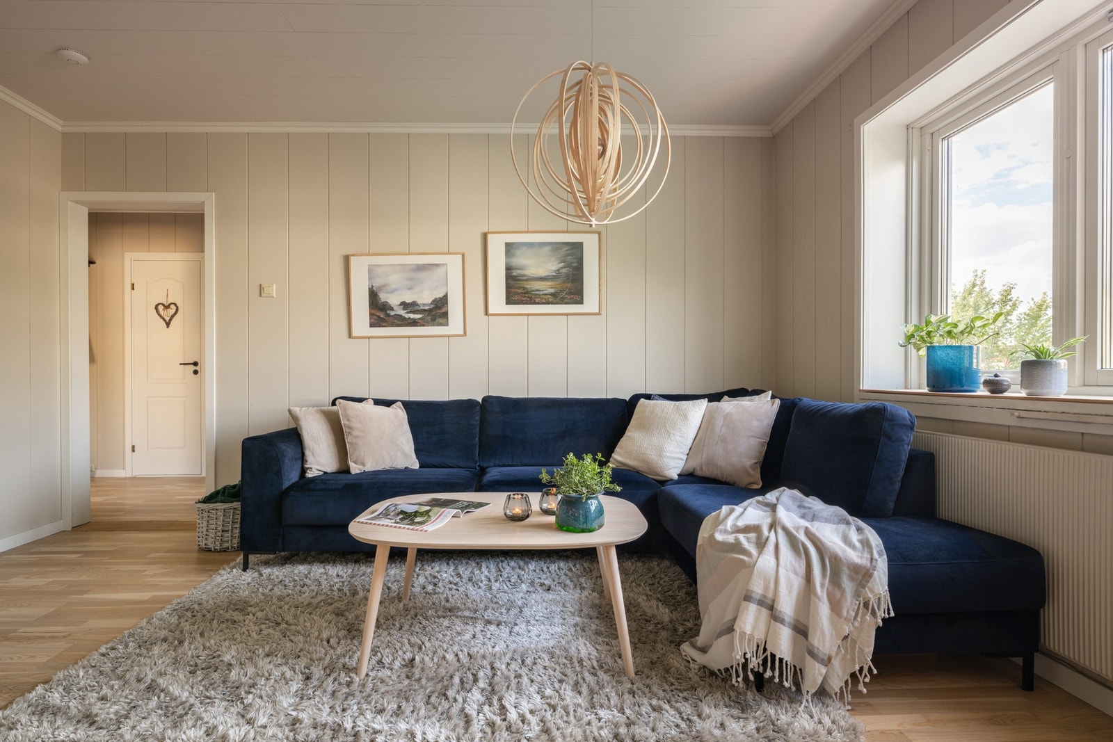 Leiligheten har en fin sjarm med nyere gulv, og vegger malt i en tidsriktig fargepallette. Galleribilde