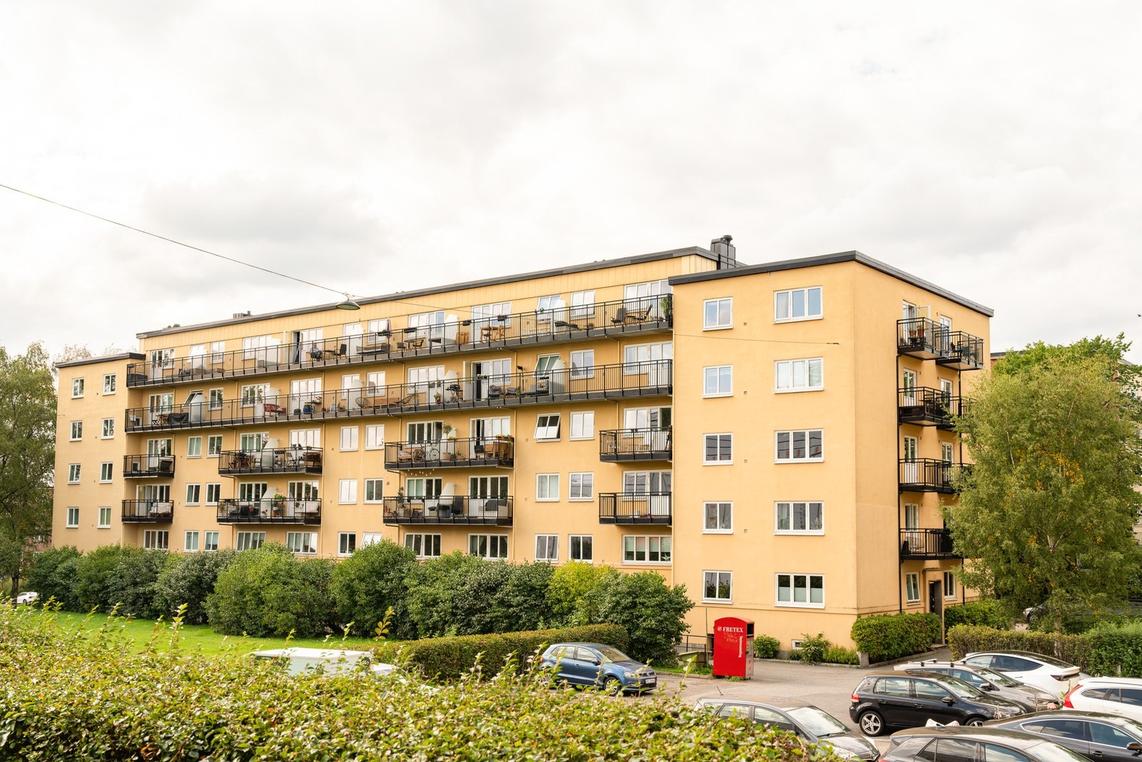 Leiligheten ligger i et attraktivt og sentralt område. Borettslaget disponerer 16 parkeringsplasser. Disse leies ut til andelseiere etter venteliste. Galleribilde