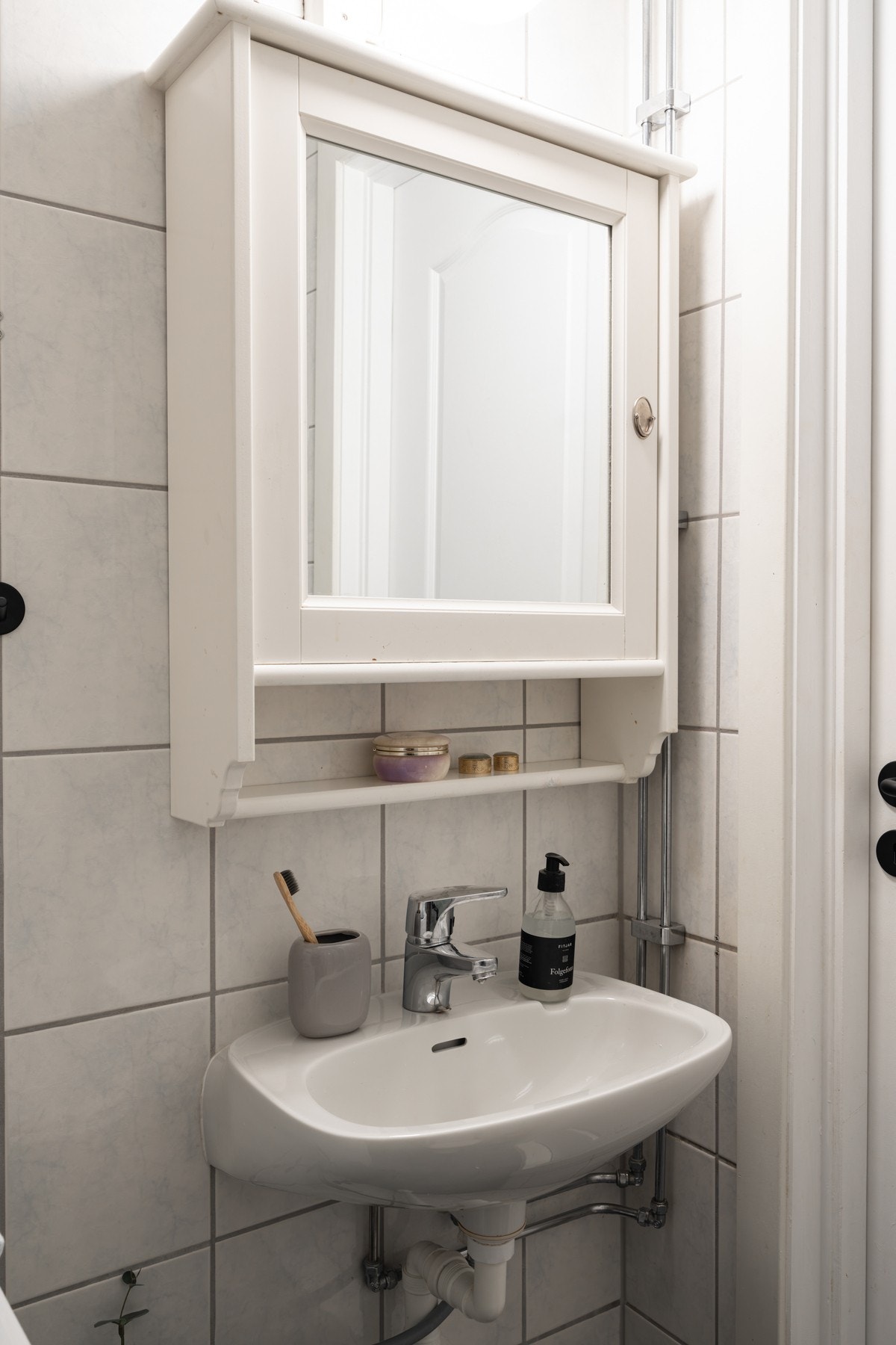 Det er opplegg for vaskemaskin på badet, i tillegg har borettslaget fellesvaskeri i nabooppgangen med gjennomgang fra denne. Galleribilde