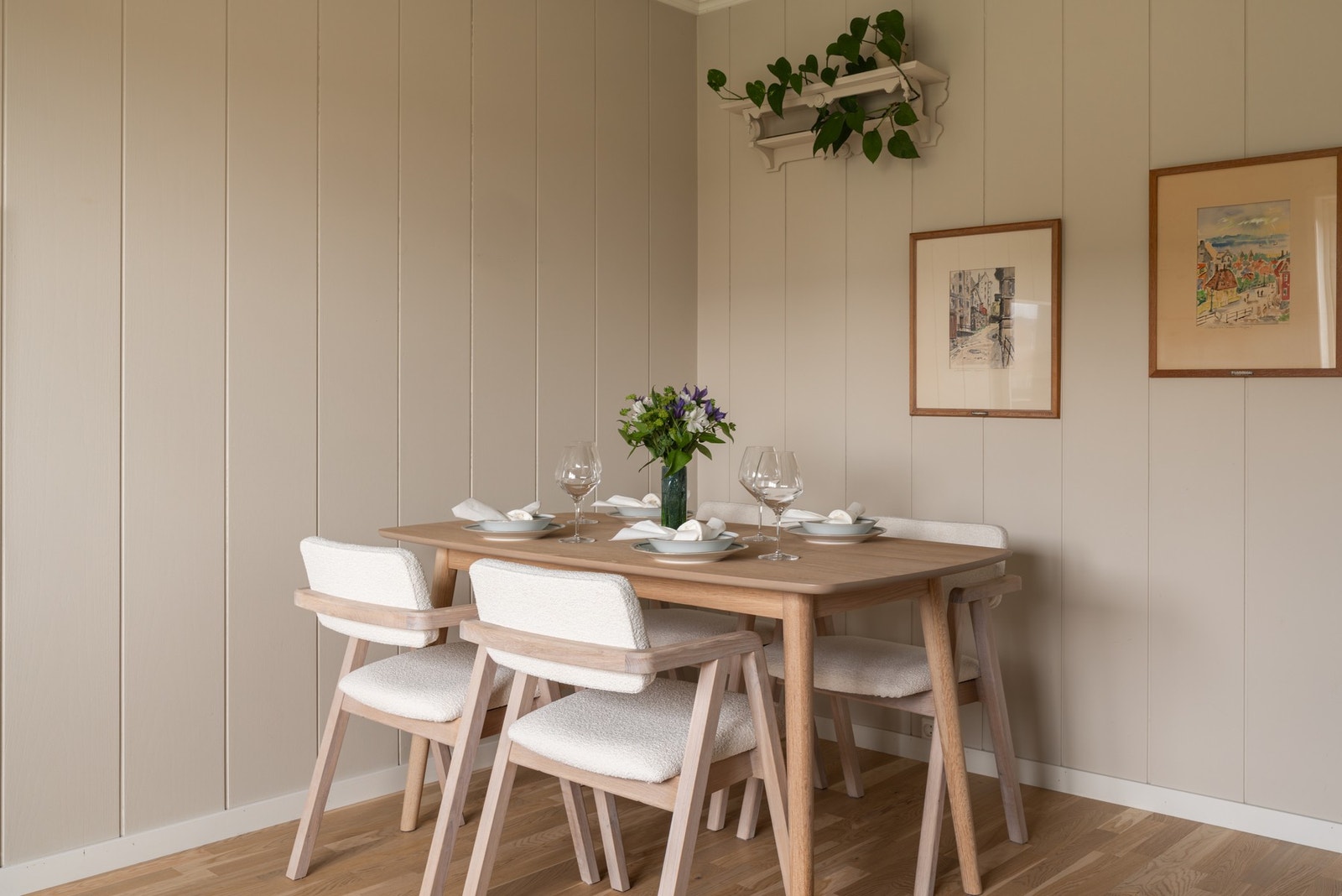 Her er det god plass rundt bordet, som gjør det enkelt å samle de nærmeste. Galleribilde