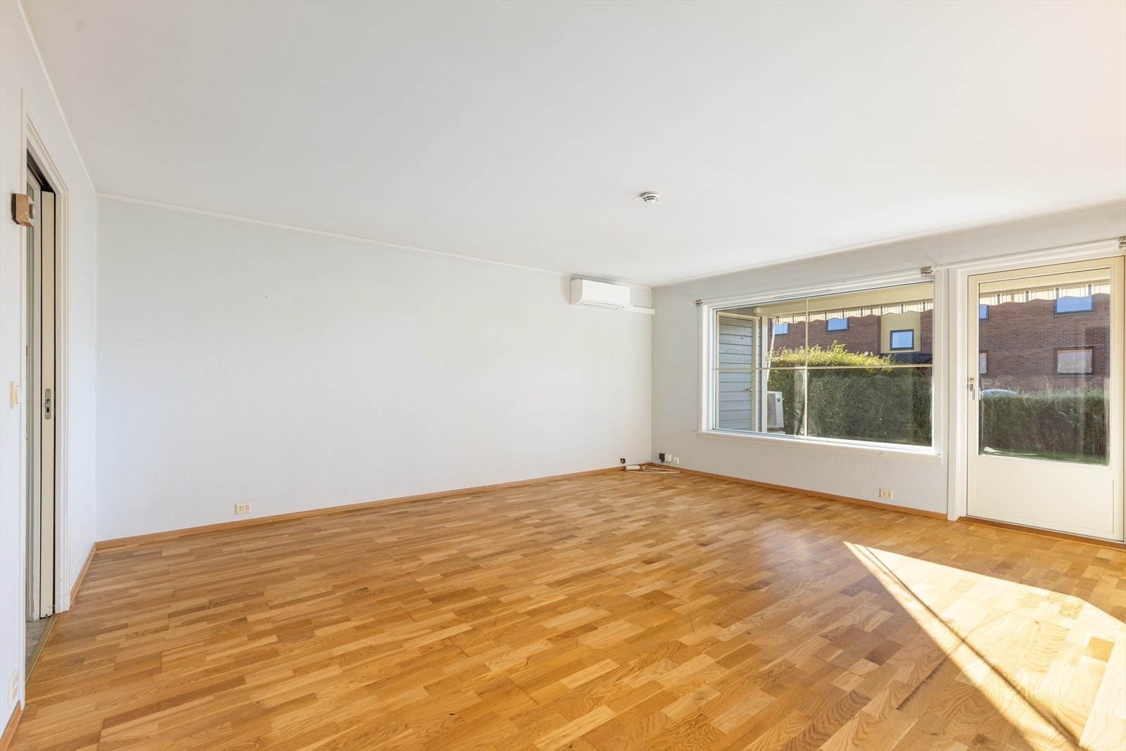 Lys og romslig stue med plass til både sofagruppe og spisestue. I boligen er det varmekabler i alle gulv bortsett fra soverom. Galleribilde