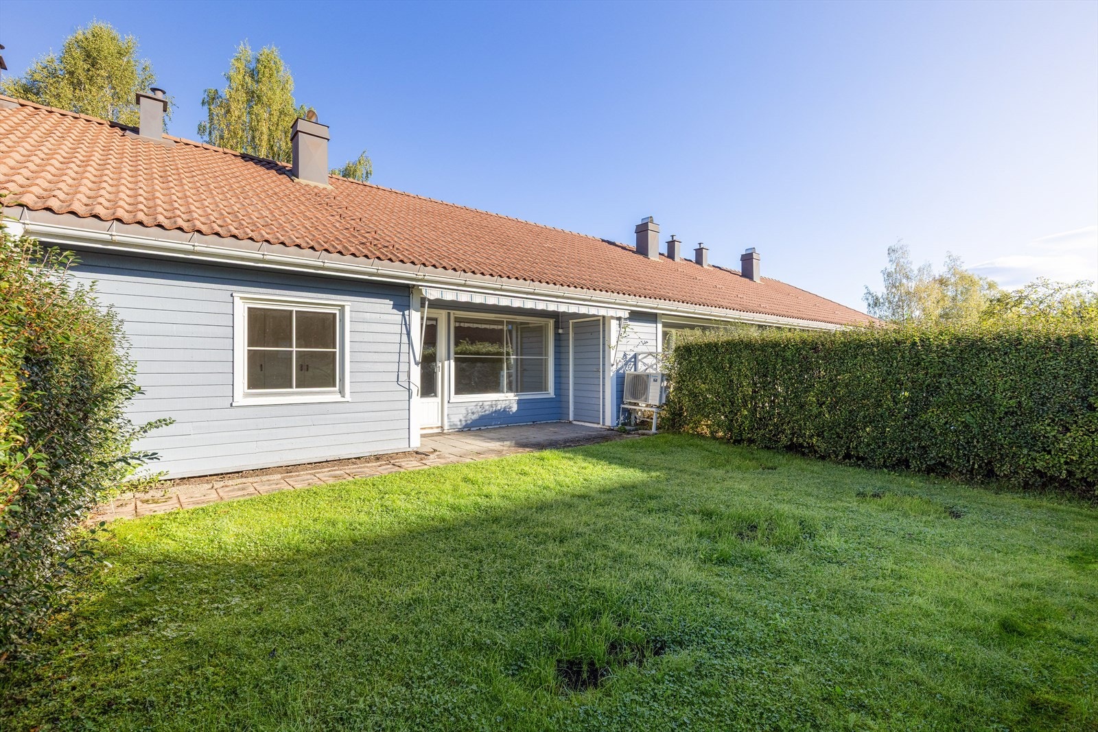 Ved uteplassen er det montert markise for solskjerming ved behov og det er også en utebod med plass til litt hageredskaper, puter etc. Galleribilde