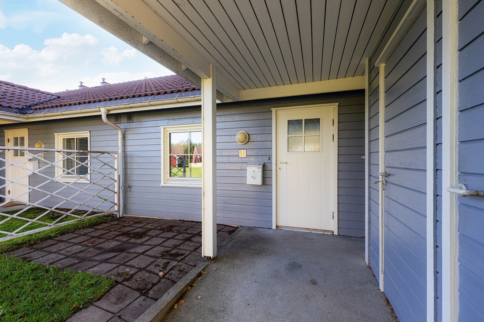 For øvrig er det ved boligens inngangsparti etablert en hellelagt uteplass. Galleribilde