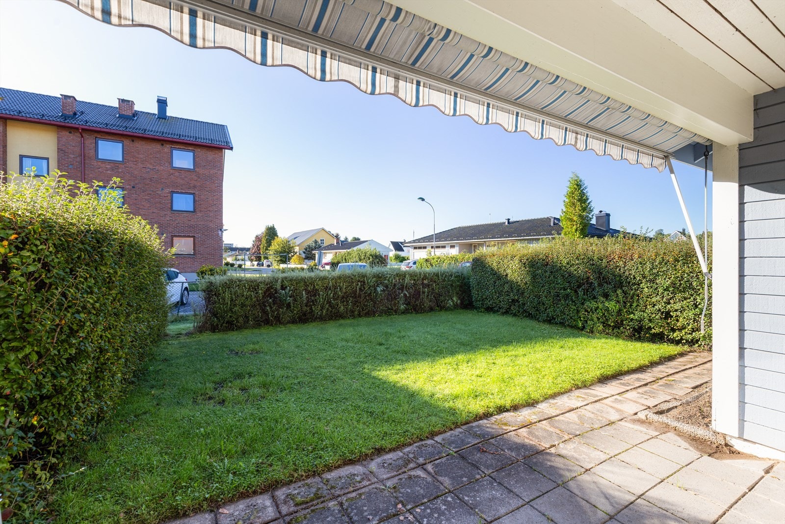 Fra stuen er det utgang til en delvis overbygget uteplass og hagedel. Galleribilde