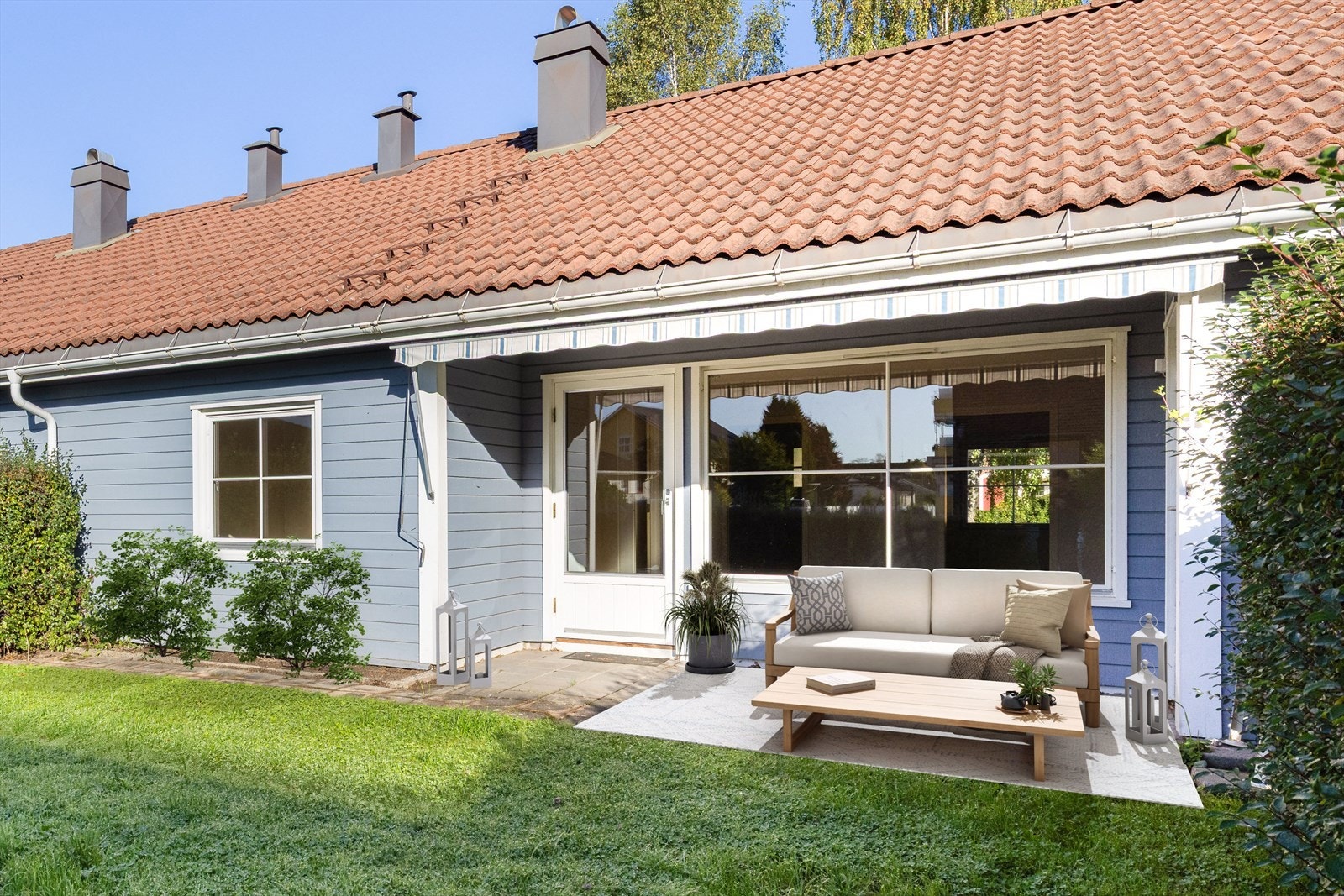 Hyggelig, solrik uteplass mot syd med plass til utemøbler (Digital møblering, kun en illustrasjon) Galleribilde