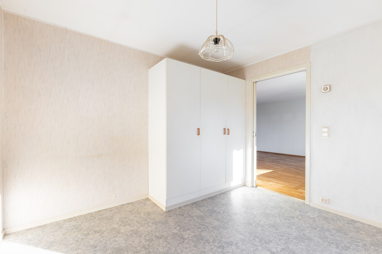 Soverom nr.2 ligger ved enden i stue med vindu ut mot hagedelen Galleribilde