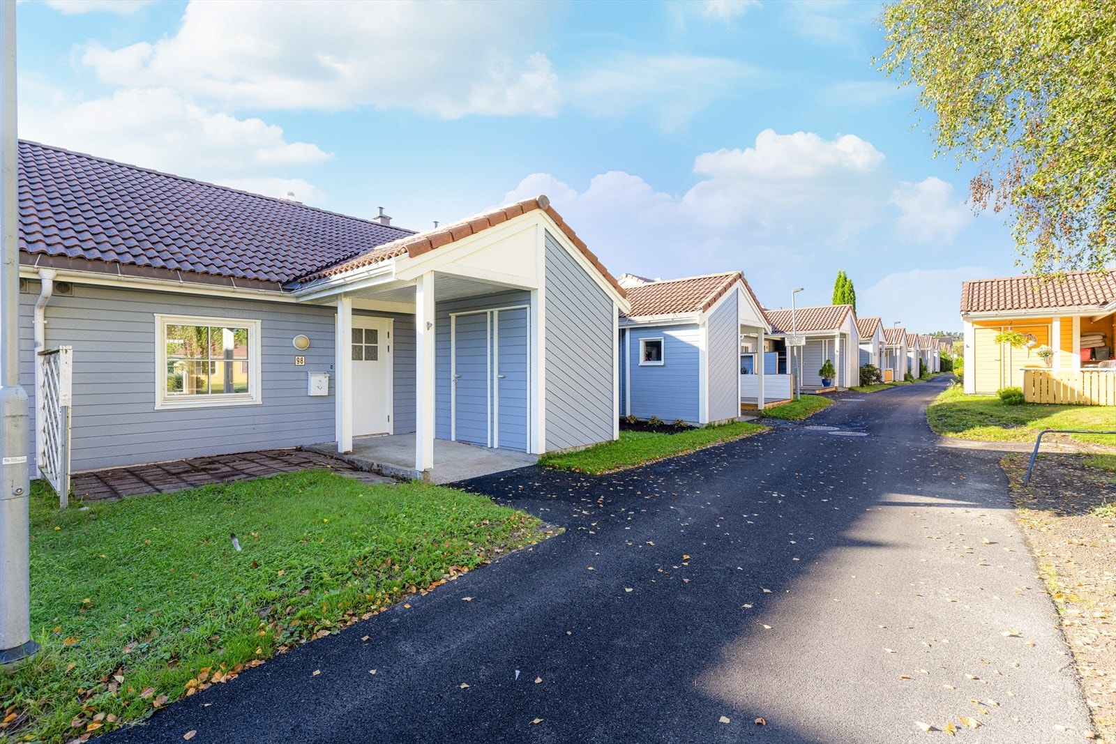 Inngangspartiet er overbygget, og det er adkomst til to utvendige boder. Galleribilde