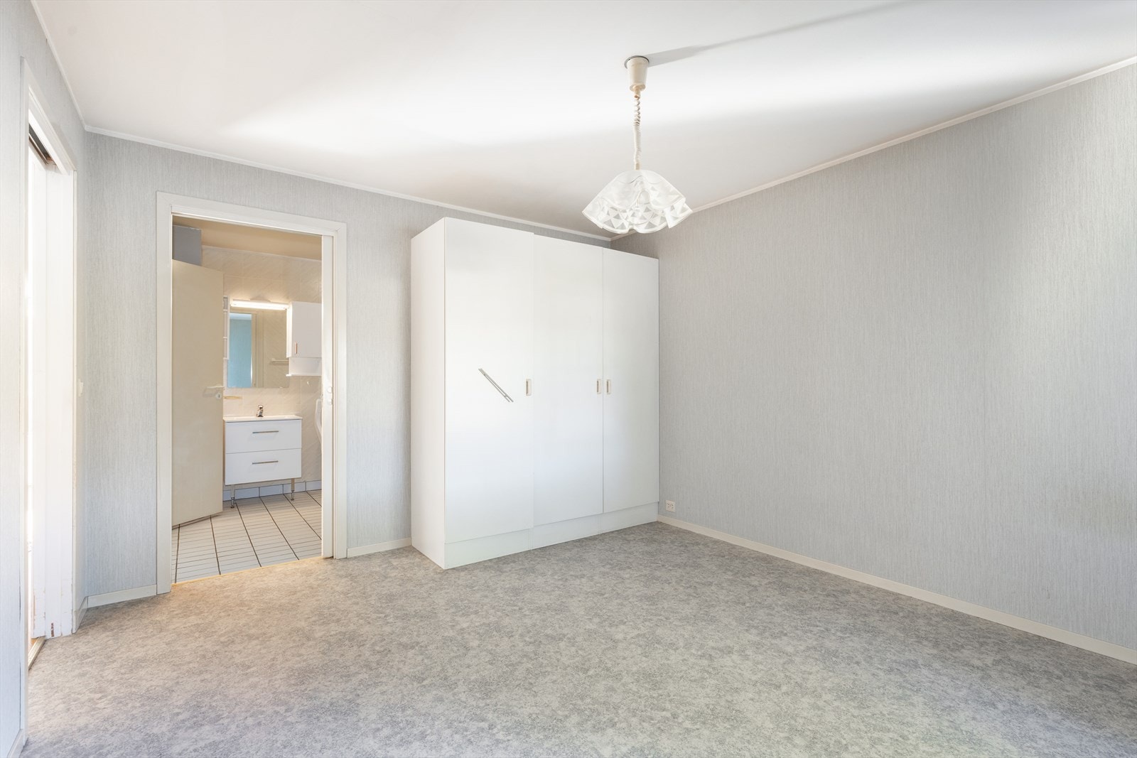 Det ene soverommet har egen inngang til badet. Galleribilde